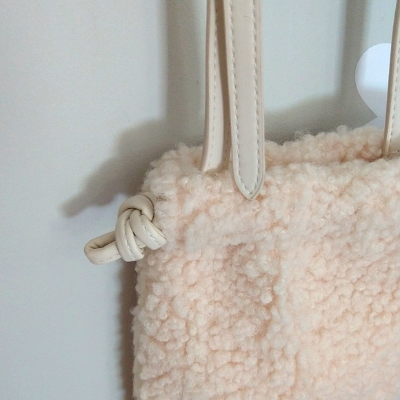 🌻NWOT Universal Thread Fuzzy Large Crossbody Phone Bag - Picture 4 of 10